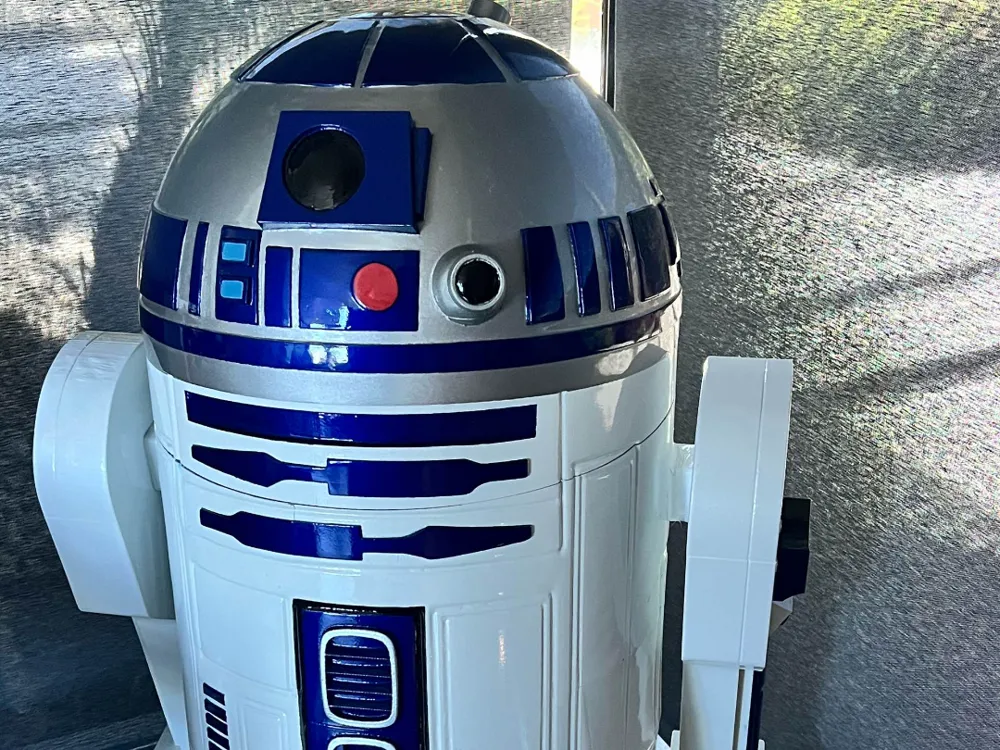 Full-size white and blue droid display build